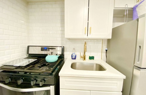 East New York Casa | Private Clean 3 Bedroom/ 1 Bathroom/ Free Parking / 5 min walk to Subway