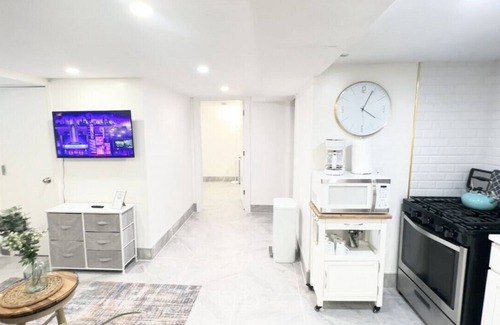 East New York Casa | Private Clean 3 Bedroom/ 1 Bathroom/ Free Parking / 5 min walk to Subway