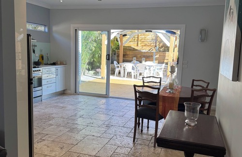 Seaforth Casa | Private, clean and convenient home, close to beaches, transport and restaurants.