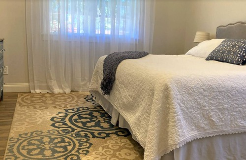 Camarillo Casa | Private, Clean and Spacious Guesthouse