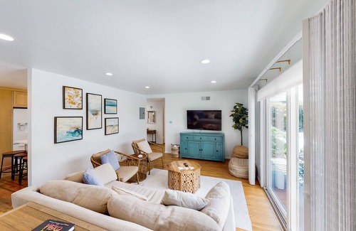 Goleta Casa | Private coastal getaway with twilit alfresco dining & quiet beach neighborhood