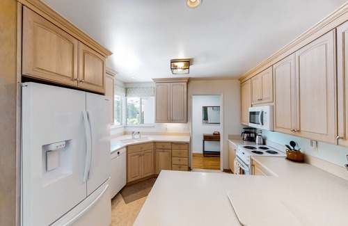 Goleta Casa | Private coastal getaway with twilit alfresco dining & quiet beach neighborhood