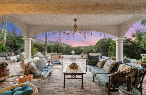 Calabasas Casa | The Malibu Retreat: Happiness Bus + Music Promoter Guest House Combo w / Pool