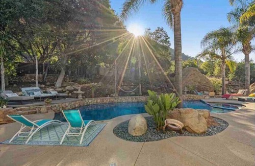 Calabasas Casa | The Malibu Retreat: Happiness Bus + Music Promoter Guest House Combo w / Pool