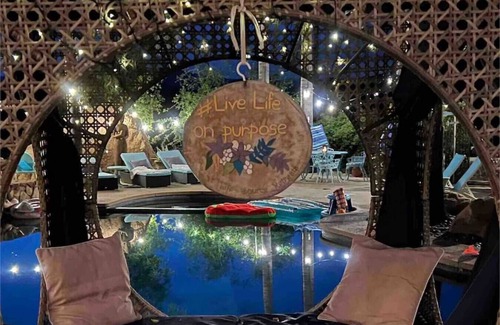 Calabasas Casa | The Malibu Retreat: Happiness Bus + Music Promoter Guest House Combo w / Pool