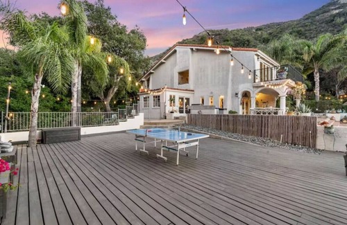 Calabasas Casa | The Malibu Retreat: Happiness Bus + Music Promoter Guest House Combo w / Pool