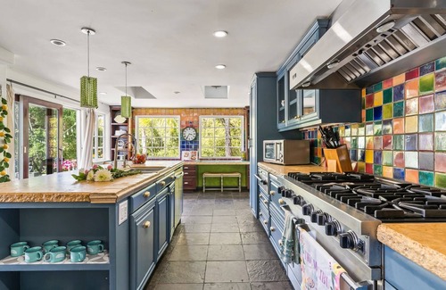 Calabasas Casa | The Malibu Retreat: Happiness Bus + Music Promoter Guest House Combo w / Pool
