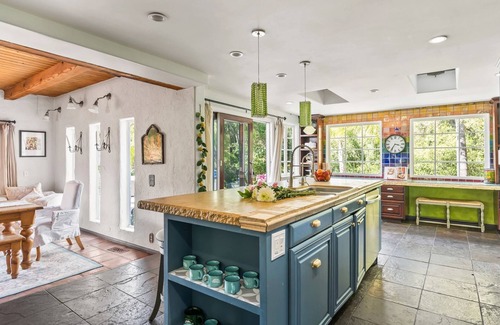 Calabasas Casa | The Malibu Retreat: Happiness Bus + Music Promoter Guest House Combo w / Pool