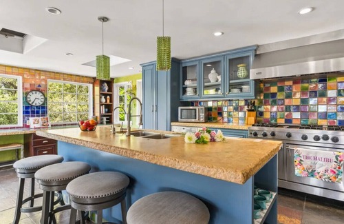 Calabasas Casa | The Malibu Retreat: Happiness Bus + Music Promoter Guest House Combo w / Pool