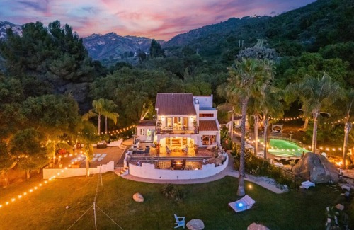 Calabasas Casa | The Malibu Retreat: Happiness Bus + Music Promoter Guest House Combo w / Pool