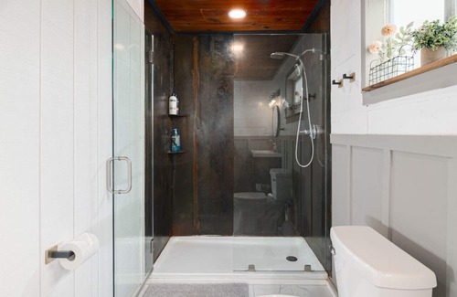 Spring Branch Otro | Private container pool with pond and hot tub with views