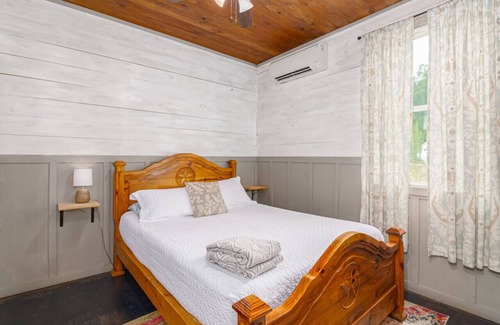 Spring Branch Otro | Private container pool with pond and hot tub with views