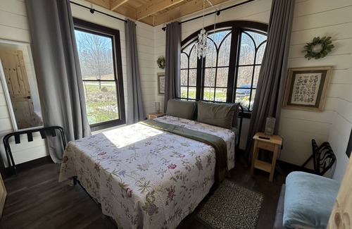 Cookeville Cabaña | Private cottage: fire pit, stock tank, wi-fi, near Cummins Falls, TnTech