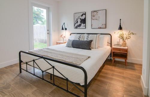 Lake Worth Casa | Private Cottage - KING Beds, Brand New, Near Beach, Golfing, Shopping & Restaurants
