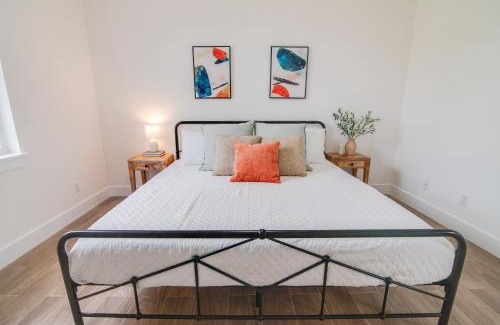 Lake Worth Casa | Private Cottage - KING Beds, Brand New, Near Beach, Golfing, Shopping & Restaurants