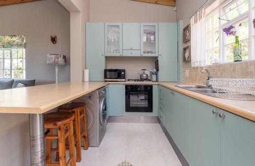 Clovelly Cabaña | Private Cottage on Clovelly mountain side, 750m to golf course, 1 km to beaches.