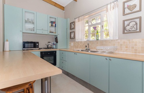 Clovelly Cabaña | Private Cottage on Clovelly mountain side, 750m to golf course, 1 km to beaches.