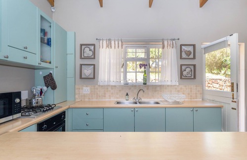 Clovelly Cabaña | Private Cottage on Clovelly mountain side, 750m to golf course, 1 km to beaches.