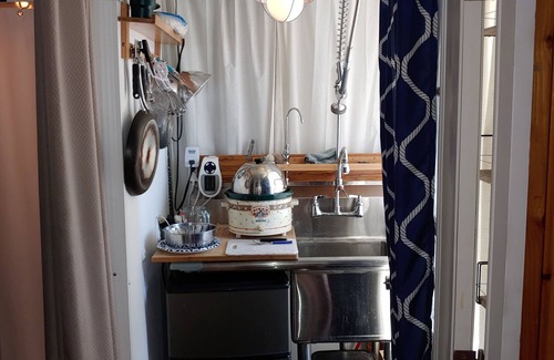 Canoga Park Cabaña | Private Cottage