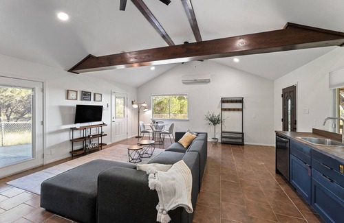 Canyon Lake Cabaña | Private Cottage w HOT TUB & Oak Grove