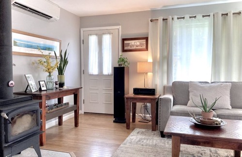 Montauk Casa | PRIVATE, COTTAGE, Water View! Pet Friendly, Fenced in yard, 2-Bd-1 Bth, A/C