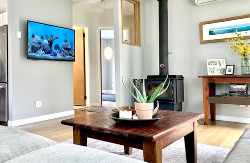 Montauk Casa | PRIVATE, COTTAGE, Water View! Pet Friendly, Fenced in yard, 2-Bd-1 Bth, A/C