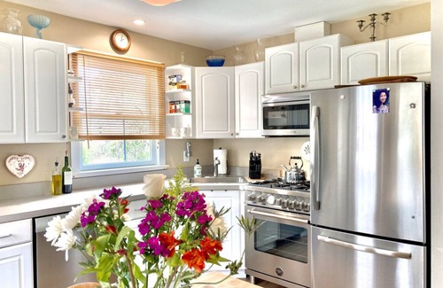 Montauk Casa | PRIVATE, COTTAGE, Water View! Pet Friendly, Fenced in yard, 2-Bd-1 Bth, A/C