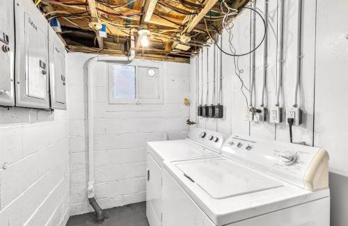 Hazel Park Apartamento | Private & Cozy 1BR Basement Suite in Hazel Park!