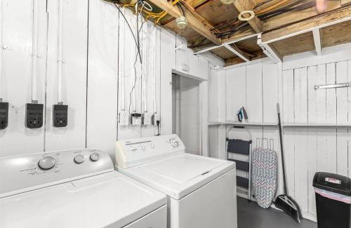 Hazel Park Apartamento | Private & Cozy 1BR Basement Suite in Hazel Park!