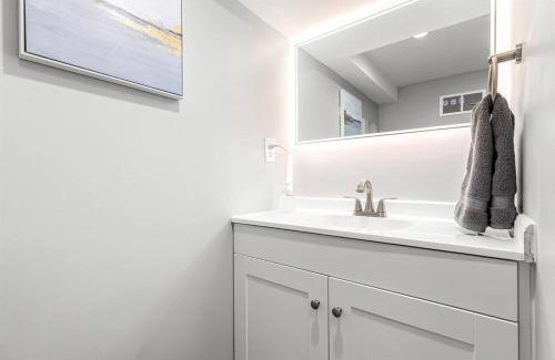 Hazel Park Apartamento | Private & Cozy 1BR Basement Suite in Hazel Park!