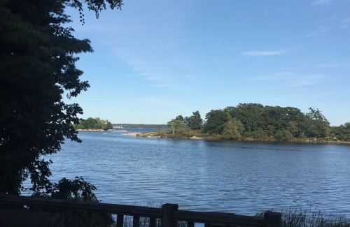 Front of Yonge Cabaña | Casa de campo privada, acogedora en 1.000 Islas en St. Lawrence River