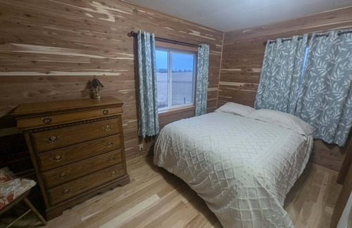 Viroqua Otro | Private, Cozy, Driftless 2BR Farmhouse on 80 acres, 2 miles from Viroqua, WI