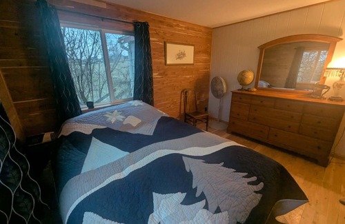 Viroqua Otro | Private, Cozy, Driftless 2BR Farmhouse on 80 acres, 2 miles from Viroqua, WI