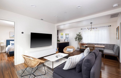 Oak Park Casa | Private Cozy House with 2 Bedroom, 2 Bathroom, A/C, and Near Downtown
