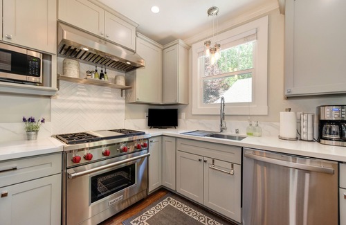 Central Sacramento Casa | Private, Cozy, Quiet, Luxury, Mins to Hospital, Park, Restaurants & Coffee Shop