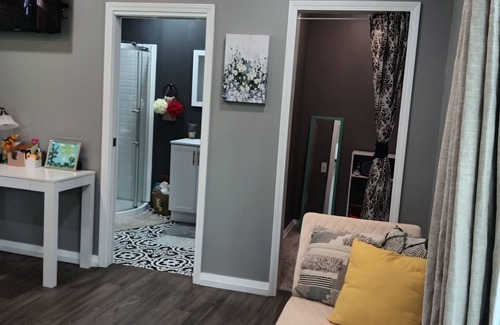 Red Hill Apartamento | Private Cozy Room Getaway Golf Course View CCU, HGTC, CMC, 20 Restaurant 1 Min.