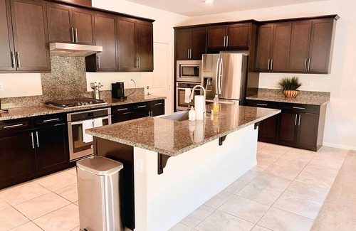 Simi Valley Casa | Private Cozy Room in a House 5mins to DT, Simi Valley View, Accessible to City!
