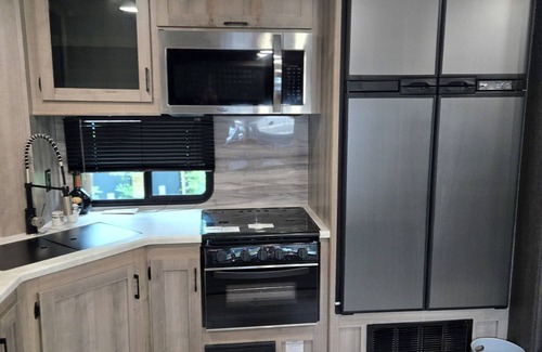Desoto Lakes Casa | Private Cozy RV with AC and WiFi in Welcoming Sarasota.
