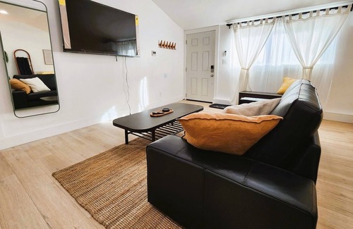 Southwest Anaheim Apartamento | Private Cozy studio newly remodeled near Disneyland / beach / convention center
