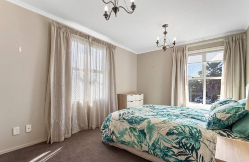 Springlands Casa | Private Creek with eels to feed, Walk to Supermarkets