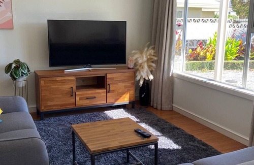 Springlands Casa | Private Creek with eels to feed, Walk to Supermarkets