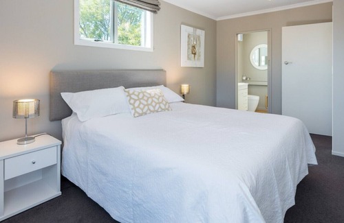 Springlands Casa | Private Creek with eels to feed, Walk to Supermarkets