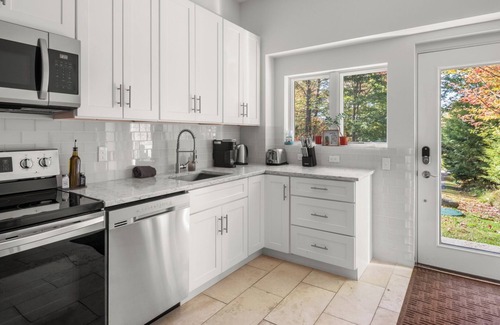 Morrisville Cabaña | Private deck with pond view!