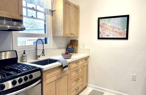 Upper East Apartamento | Private Detached Cottage in Prime Downtown Location, Private Yard