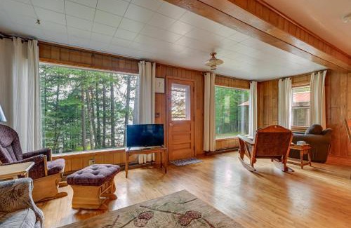 Mercer Casa | Private Dock and Screened Porch Echo Lake Cabin