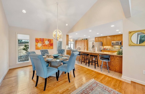 Huddleston Casa | LAKE Allure: Lakefront Home with Private Dock - Casago SML