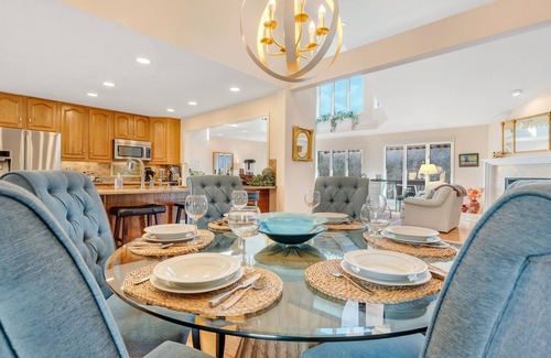 Huddleston Casa | LAKE Allure: Lakefront Home with Private Dock - Casago SML