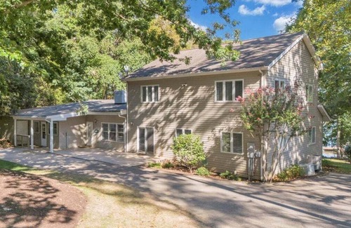 Smith Mountain Lake Casa | Thomwells Family Affair - Private Dock, Sleeps 18!