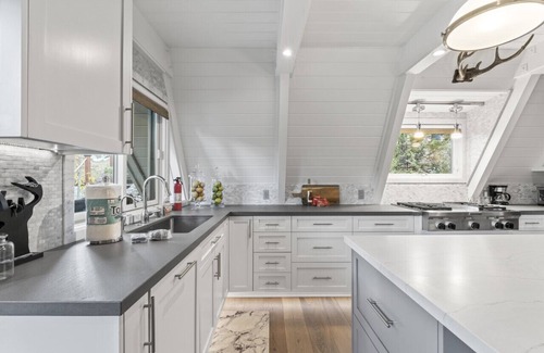 Blue Jay Cabina | Private Dock! Swim and Fish! Hot TUB! Rocky Point, Surreal location!