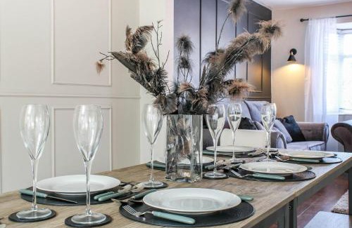 Warwick Casa | Private driveway - close to Warwick Racecourse & Warwick Castle!